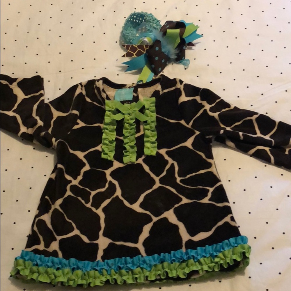 Gorgeous giraffe dress and bow🦒